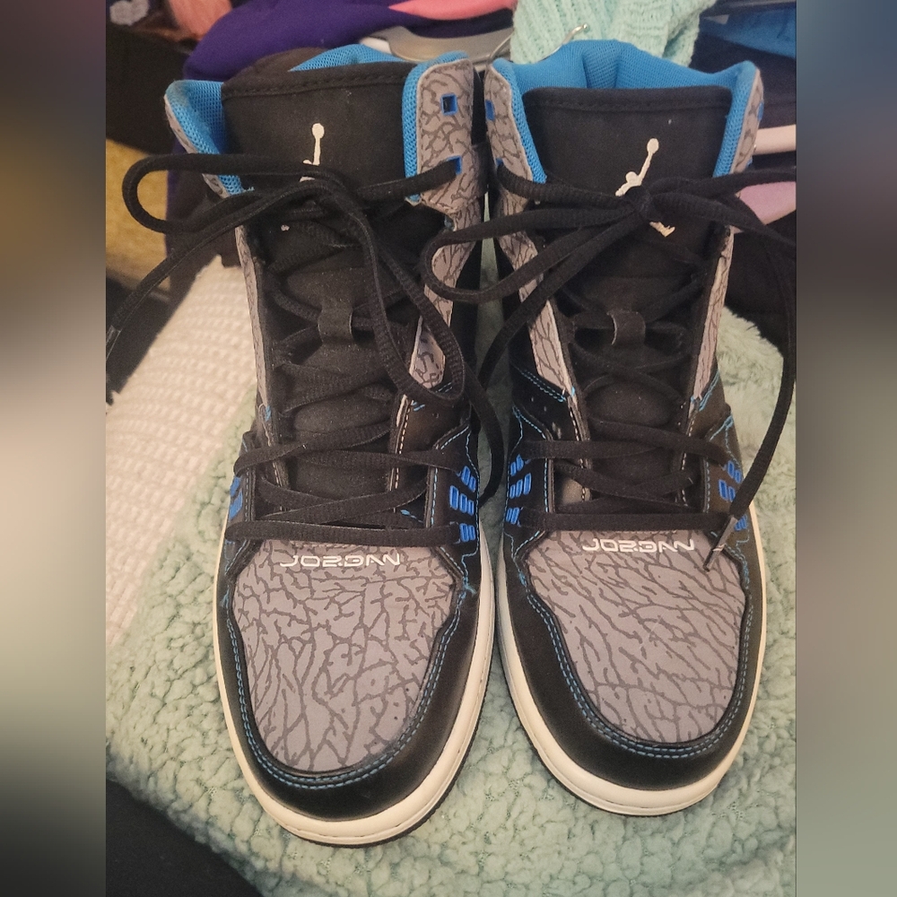 Jordan Men's Black and Blue Sneakers